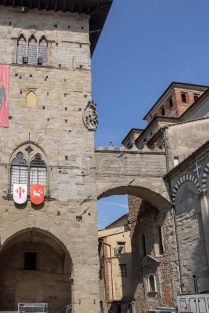 Foto de Palacio del ayuntamiento medieval en Pistoia, Toscana, Italia, - Imagen libre de derechos