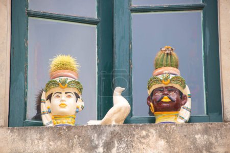 Foto de En Taormina, Italia, En 03 - 09 - 2022 - Cabezas de cerámica tradicional moro, Sicilia, Italia, - Imagen libre de derechos