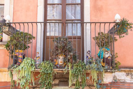 Photo pour A Taormina, Italie, Sur 03 - 09 - 2022 - Têtes de Maure en céramique traditionnelle, Sicile, Italie - image libre de droit