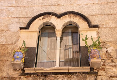 Foto de En Taormina, Italia, En 03 - 09 - 2022 - Cabezas de cerámica tradicional moro, Sicilia, Italia, - Imagen libre de derechos