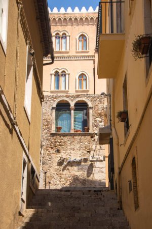 Foto de Pintoresca escalera en el centro de Taormina, Sicilia, Italia - Imagen libre de derechos