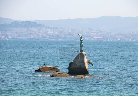 Foto de Estatua que representa a una sirena en el mar de Cangas, Galicia, España - Imagen libre de derechos