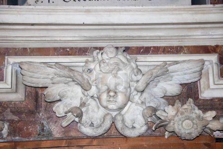 Foto de Escultura de un ángel en estilo barroco en Santa Teresa degli Scalzi, iglesia en el centro histórico de Nápoles, Italia - Imagen libre de derechos