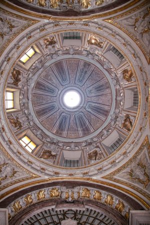 Foto de Cúpula de la bóveda en Santa Teresa degli Scalzi, iglesia en el centro histórico de Nápoles, Italia - Imagen libre de derechos