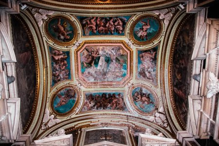 Foto de Interior de Santa Teresa degli Scalzi, iglesia en el centro histórico de Nápoles, Italia - Imagen libre de derechos