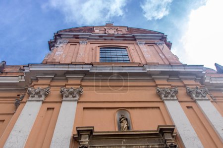 Foto de Fachada de la iglesia de Santa Teresa degli Scalzi en el centro histórico de Nápoles, Italia - Imagen libre de derechos