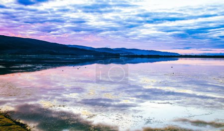 Foto de Paisaje de la laguna de Orbetello al atardecer, la laguna más importante del mar Tireno y reserva natural en la provincia de Grosseto, Toscana, Italia - Imagen libre de derechos