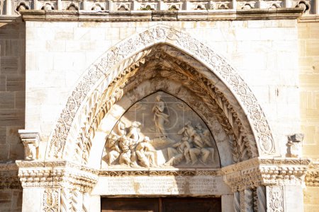 Foto de Bajorrelieve sobre la entrada de Santa María Assunta, la catedral de Orbetello, Toscana, Italia - Imagen libre de derechos