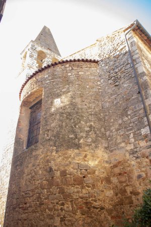 Foto de La iglesia de Magliano en Toscana, un pequeño pueblo en el corazón de la Maremma en Toscana, rodeado de murallas medievales y con vistas a la campiña toscana - Imagen libre de derechos