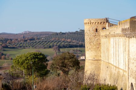 Foto de Magliano es un pequeño pueblo en el corazón de la Maremma en Toscana, rodeado de murallas medievales y con vistas a la campiña toscana - Imagen libre de derechos