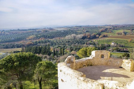Foto de Magliano es un pequeño pueblo en el corazón de la Maremma en Toscana, rodeado de murallas medievales y con vistas a la campiña toscana - Imagen libre de derechos