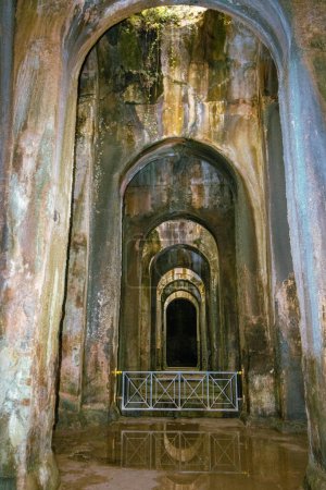 Foto de Interior de Piscina Mirabilis, o catedral de agua, la cisterna más monumental de agua potable jamás construida por los romanos, en Bacoli, Campania, Italia - Imagen libre de derechos