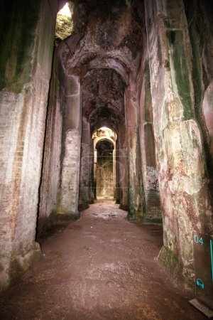 Foto de Interior de Piscina Mirabilis, o catedral de agua, la cisterna más monumental de agua potable jamás construida por los romanos, en Bacoli, Campania, Italia - Imagen libre de derechos