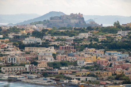 Chiaiolella vista desde la isla Vivara en Procida, provincia de Nápoles, Italia