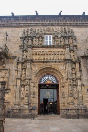 Foto de En Santiago de Compostela, España, En 09-02-23; hermosa fachada histórica de Hostal resi catolicos - Imagen libre de derechos