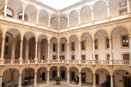 Patio interior del palacio Normans en Palermo, Sicilia, Italia