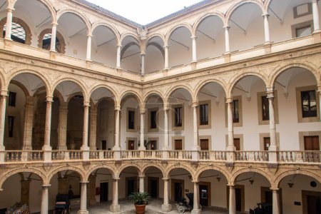 Patio interior del palacio Normans en Palermo, Sicilia, Italia
