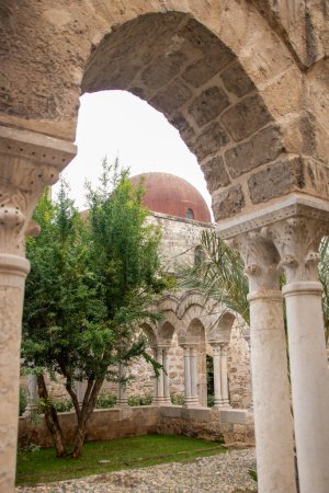 la iglesia árabe norman de San Giovanni degli Eremiti en Palermo, Sicilia, Italia
