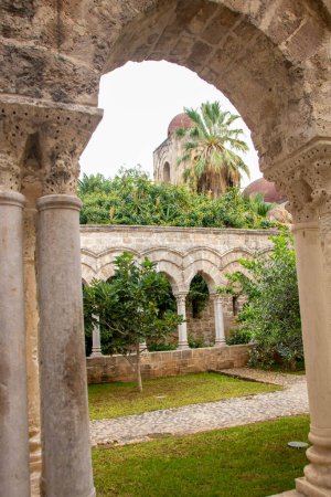 l'église normande arabe de San Giovanni degli Eremiti à Palerme, Sicile, Italie