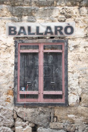 Foto de En Palermo, Italia, en octubre de 2023, ventana de madera con el letrero "Ballaro", nombre del mercado de alimentos tradicionales - Imagen libre de derechos