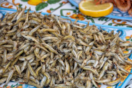 Téléchargez les photos : Athérine de poisson d'éperlan frit ou argentée au marché Ballaro à Palerme, Italie - en image libre de droit