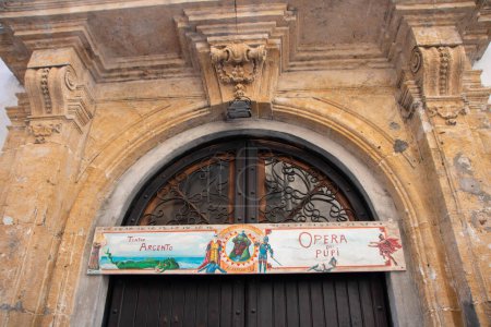 Téléchargez les photos : À Palerme, Italie, En octobre 2023, entrée du théâtre traditionnel de marionnettes "Opera dei pupi " - en image libre de droit