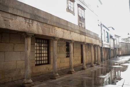 Foto de En Baiona - España - en noviembre 2023 - centro histórico de la ciudad con arquitecturas antiguas - Imagen libre de derechos