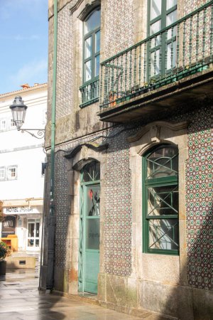 En Baiona - España - en noviembre 2023 - centro histórico de la ciudad con arquitecturas antiguas