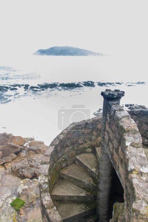 En Baiona - España - en noviembre 2023 - paisaje de la costa de Galicia en el océano Atlántico