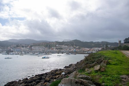 Foto de En Baiona - España - en noviembre 2023 - paisaje de la costa de Galicia en el océano Atlántico - Imagen libre de derechos