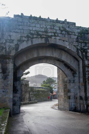 Foto de En Baiona - España - en noviembre de 2023 - antigua fortaleza de monte boi o monte real, con vistas a la ciudad y al mar - Imagen libre de derechos