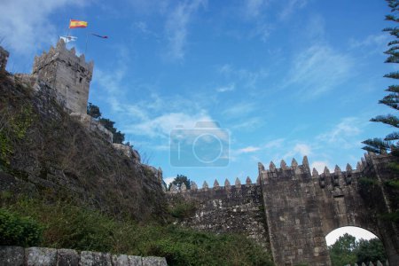 Foto de En Baiona - España - en noviembre de 2023 - antigua fortaleza de monte boi o monte real, con vistas a la ciudad y al mar - Imagen libre de derechos