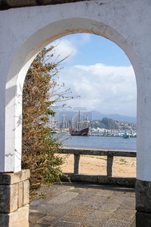 Foto de En Baiona - España - en noviembre 2023 - el puerto de la ciudad costera de Galicia, en el océano atlántico - Imagen libre de derechos
