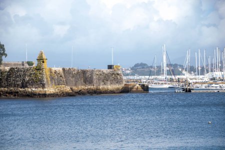 Foto de En Baiona - España - en noviembre 2023 - el puerto de la ciudad costera de Galicia en el océano atlántico - Imagen libre de derechos