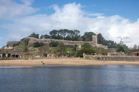 Foto de En Baiona - España - en noviembre 2023 - el puerto de la ciudad costera de Galicia en el océano atlántico - Imagen libre de derechos