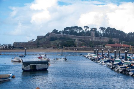 En Baiona - España - en noviembre 2023 - el puerto de la ciudad costera de Galicia en el océano atlántico