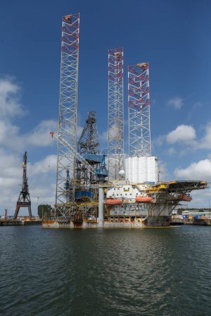 Foto de Plataforma petrolera en el puerto abierto. plataforma de gasóleo mar adentro - Imagen libre de derechos