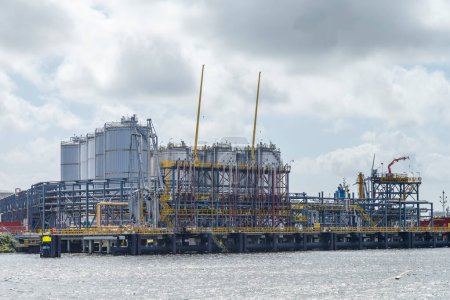 Téléchargez les photos : Raffinerie de pétrole avec un grand port industriel - en image libre de droit