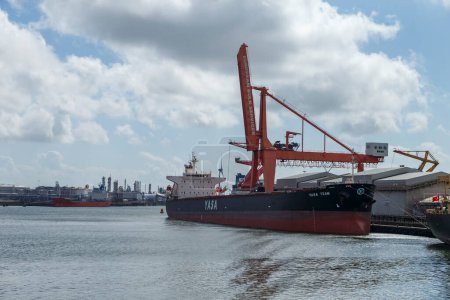 Téléchargez les photos : Navires de charge dans le port de Rotterdam, Pays-Bas - en image libre de droit