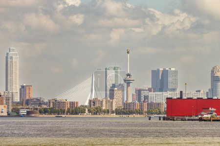 Foto de Vista del puerto de Rotterdam y el horizonte de la ciudad con arquitectura moderna, Rotterdam, Países Bajos - Imagen libre de derechos