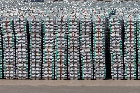 Foto de Filas y pilas de contenedores en puerto - Imagen libre de derechos