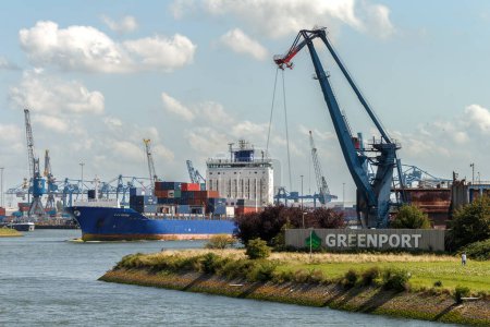 Foto de Barcos portacontenedores y grúas portacontenedores en el puerto de Rotterdam, Países Bajos - Imagen libre de derechos