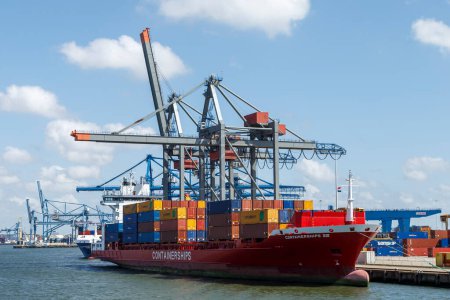 Téléchargez les photos : Bateaux porte-conteneurs et grues porte-conteneurs dans le port de Rotterdam, Pays-Bas - en image libre de droit
