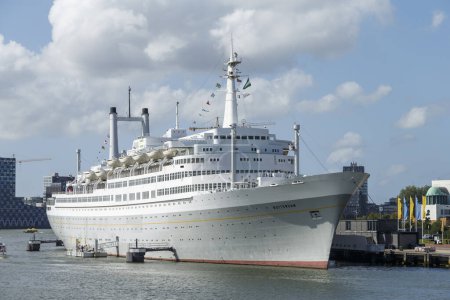 Foto de Crucero y el mar en el puerto de Rotterdam - Imagen libre de derechos