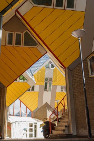 Foto de Arquitectura moderna en la ciudad. Casas cubo en Rotterdam, Países Bajos - Imagen libre de derechos