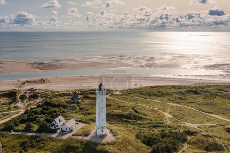 Téléchargez les photos : Vue sur le phare et la mer à Blavand Danemark - en image libre de droit