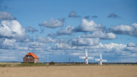 Téléchargez les photos : Moulin à vent avec ciel bleu - en image libre de droit