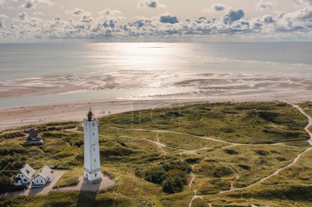 Téléchargez les photos : Vue aérienne sur la plage et le phare de la mer du Nord - en image libre de droit
