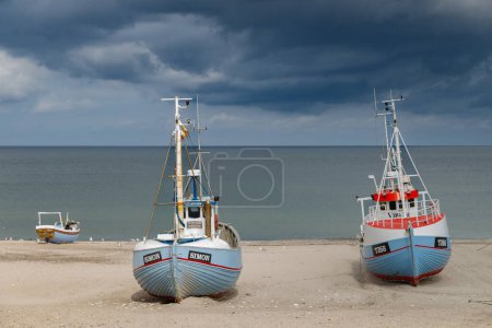 Téléchargez les photos : Deux bateaux dans la mer - en image libre de droit