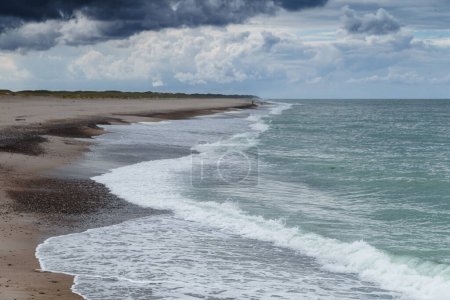 Foto de Costa del mar, olas y nubes en el día de verano - Imagen libre de derechos